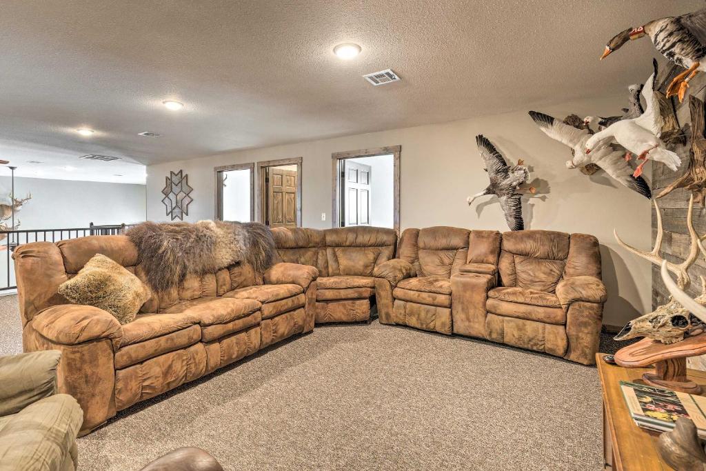 Kansas Hunting Lodge Ideal for Large Groups! - image 2