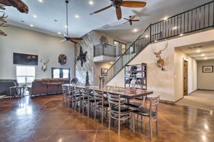 Kansas Hunting Lodge Ideal for Large Groups! - image 4