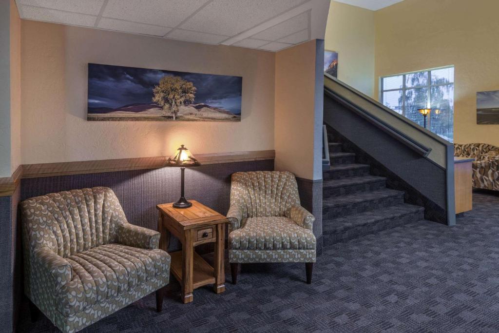 Days Inn by Wyndham Great Falls - image 4