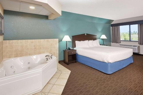 AmericInn by Wyndham Green Bay East - image 5