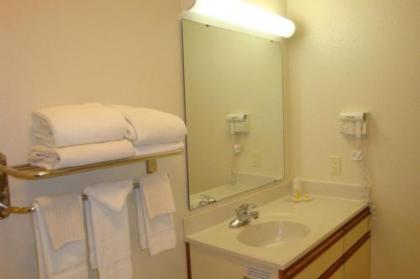 Days Inn & Suites by Wyndham Green Bay WI - image 2