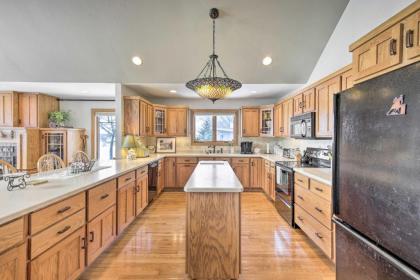 Pet-Friendly Family Home Situated on Green Lake! - image 11