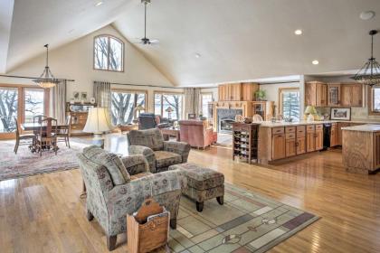 Pet-Friendly Family Home Situated on Green Lake! - image 12