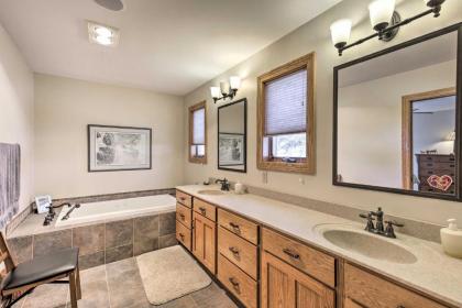 Pet-Friendly Family Home Situated on Green Lake! - image 15