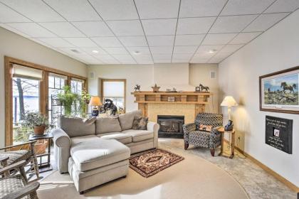 Pet-Friendly Family Home Situated on Green Lake! - image 3