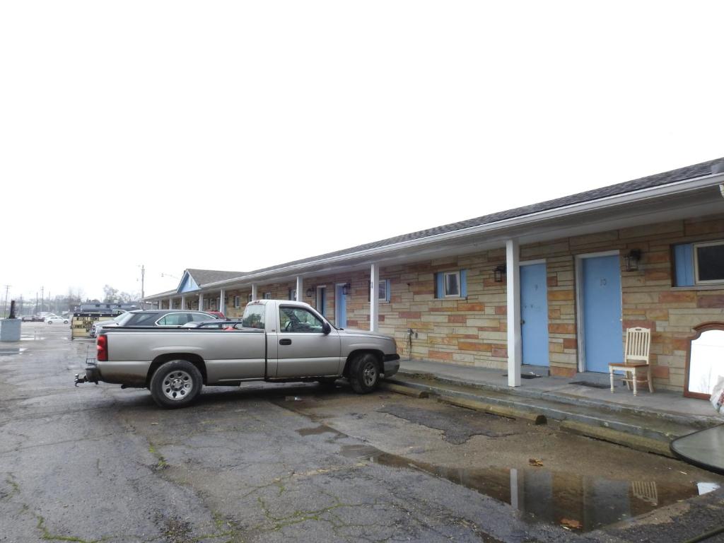 LAWRENCEBURG MOTEL - image 5