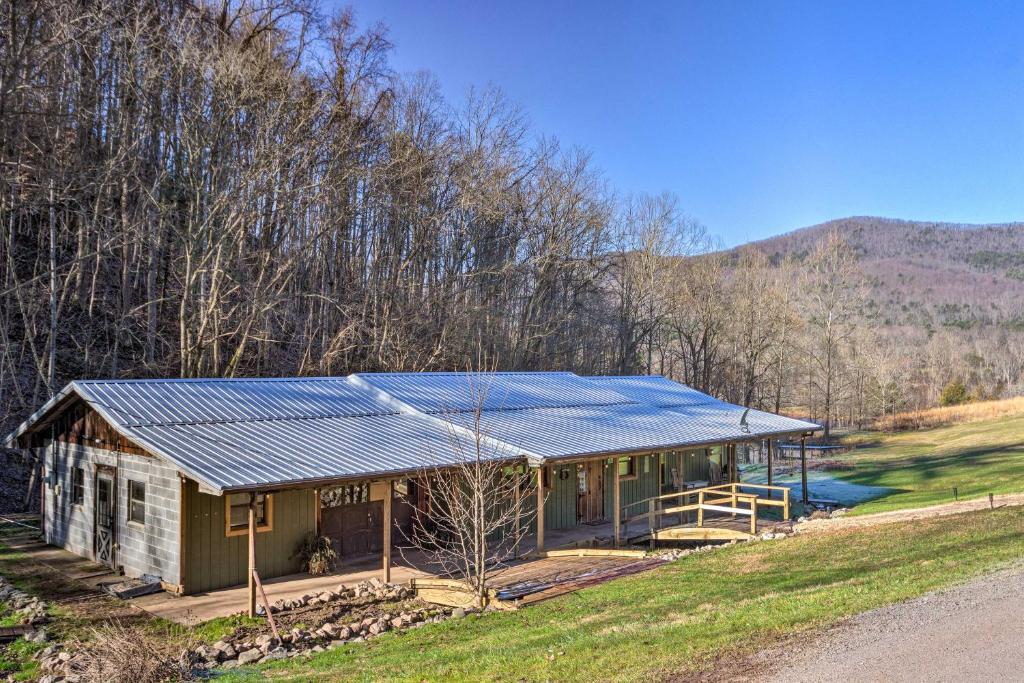 Remodeled Blue Ridge Cherokee Forest Retreat - main image