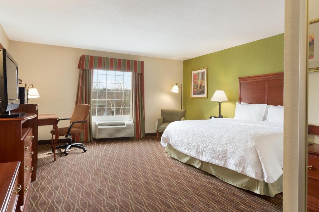 Hampton Inn & Suites Greenfield - image 2