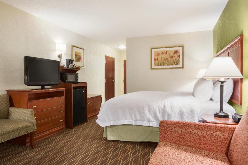 Hampton Inn & Suites Greenfield - image 4