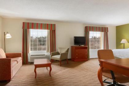 Hampton Inn & Suites Greenfield - image 7