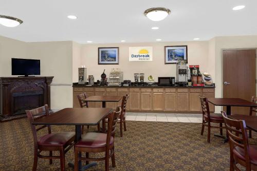 Days Inn by Wyndham Greensboro NC - image 5