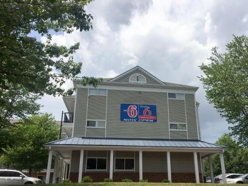 Motel 6-Greensboro NC - I-40 - image 4