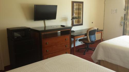 Rodeway Inn & Suites Greensboro Southeast - image 3