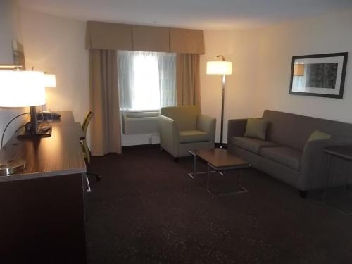 Holiday Inn Greensboro Coliseum an IHG Hotel - image 3