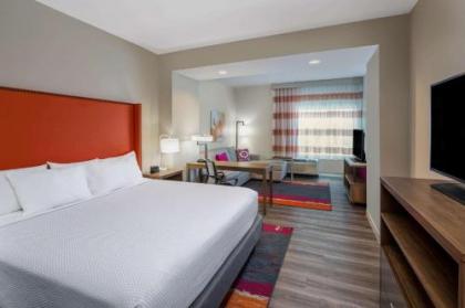 La Quinta Inn & Suites by Wyndham Greensboro Airport - image 1