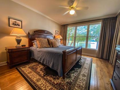 Lookout Point is only steps from Lake Oconee with breathtaking views - image 4