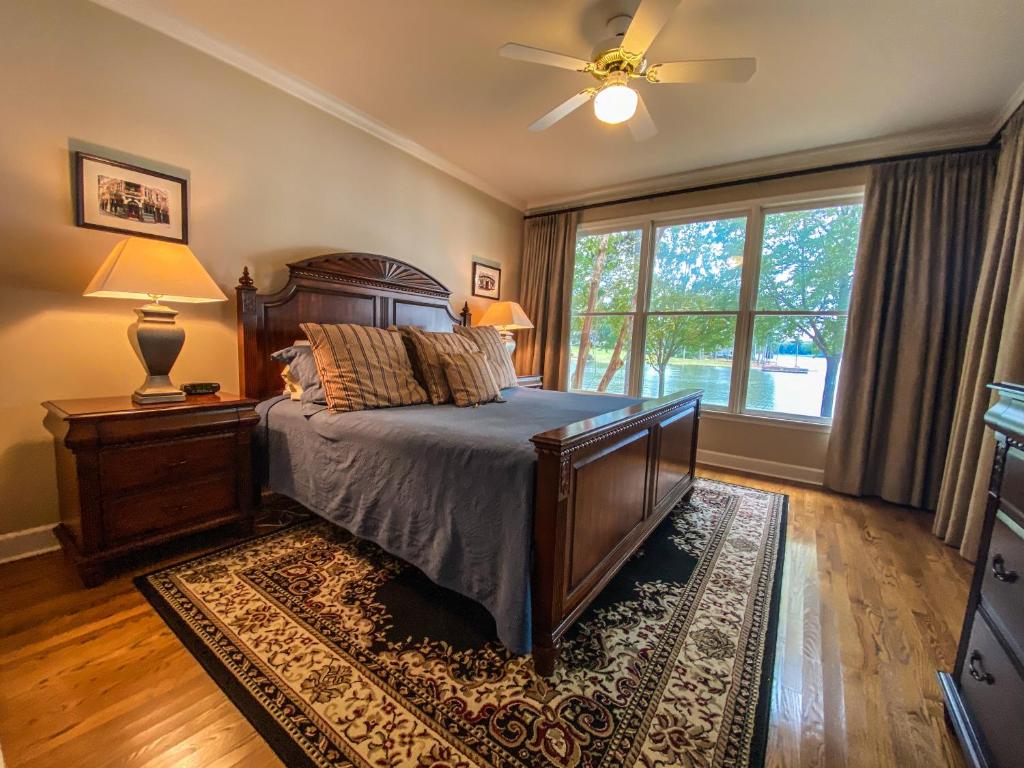 Lookout Point is only steps from Lake Oconee with breathtaking views - image 4