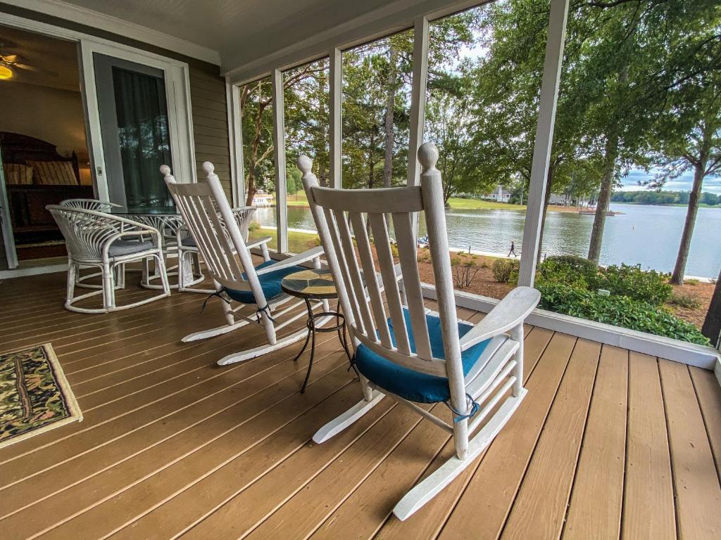 Lookout Point is only steps from Lake Oconee with breathtaking views - image 7