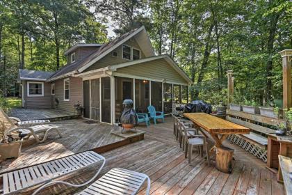 Peaceful Home with Deck Near Lake Wallenpaupack! - image 11