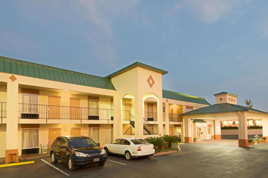 Days Inn by Wyndham Greenville - image 5