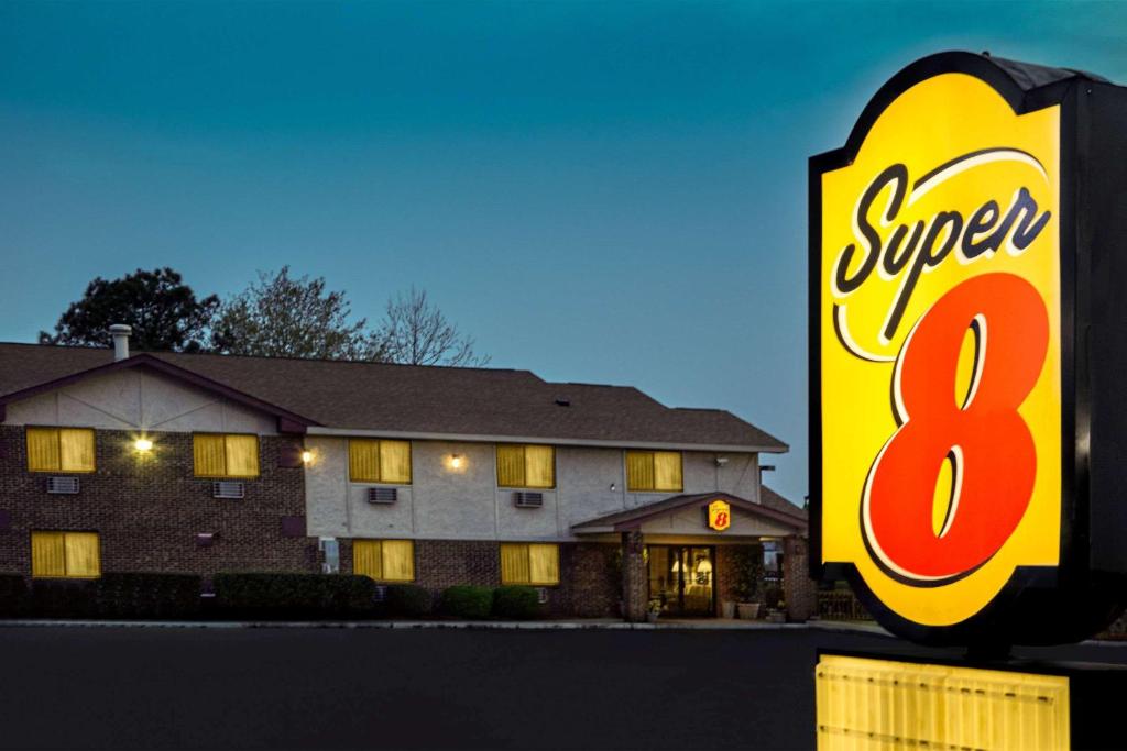 Super 8 by Wyndham Greenville - image 7