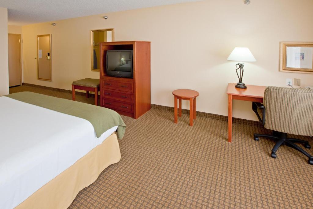 Holiday Inn Express Hotel & Suites Greenville an IHG Hotel - image 4