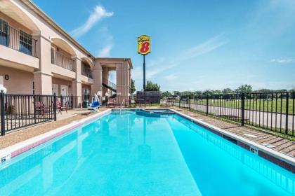 Super 8 by Wyndham Greenville - image 2