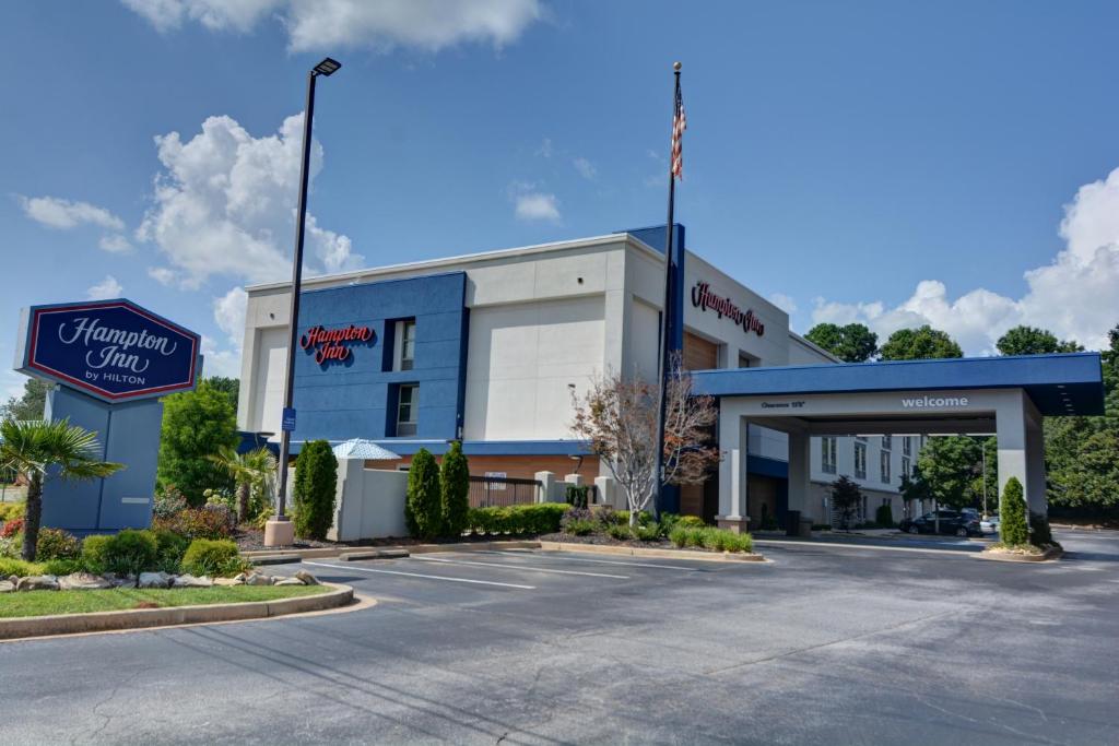 Hampton Inn Greenwood - main image