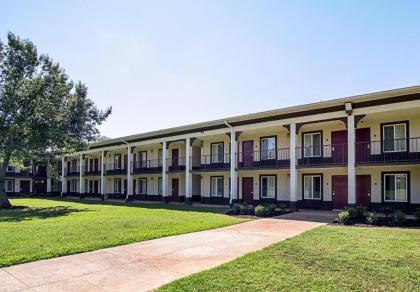 Red Roof Inn & Suites Greenwood SC - image 13