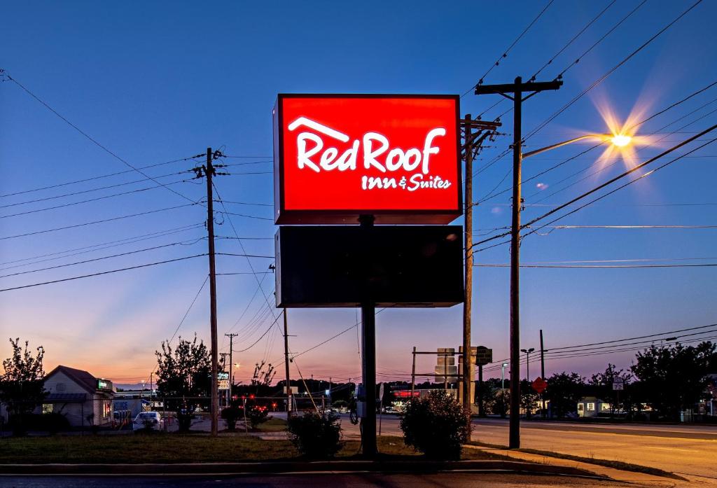 Red Roof Inn & Suites Greenwood SC - image 7