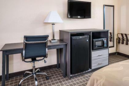 Quality Inn - image 15