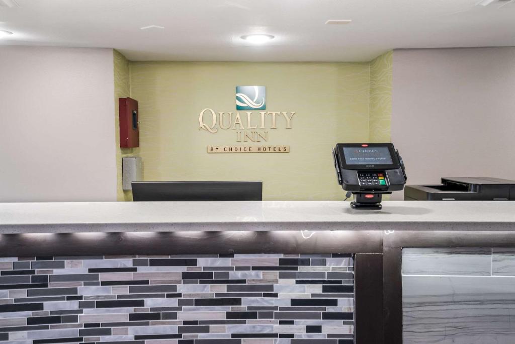 Quality Inn - image 4