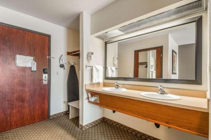 Quality Inn - image 10