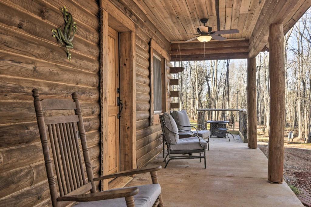 Stylish Creekside Cabin with Fire Pit Near Wineries! - image 4