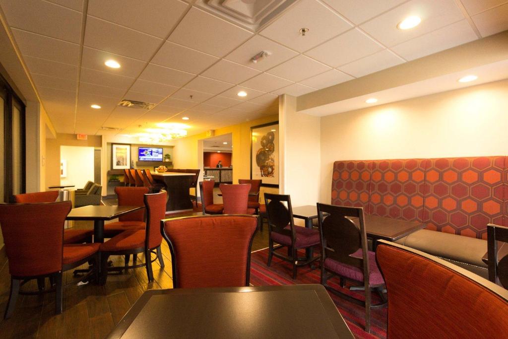 Hampton Inn Columbus-South - image 3