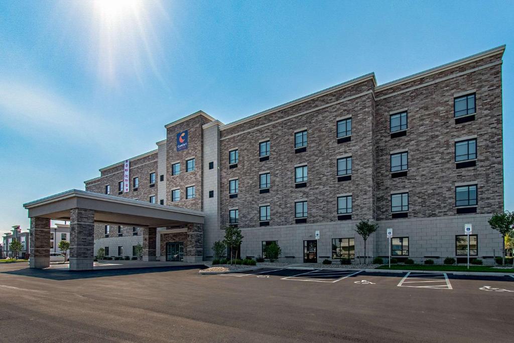 Comfort Suites - main image