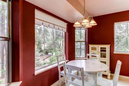 Pine Mountain Retreat - image 3