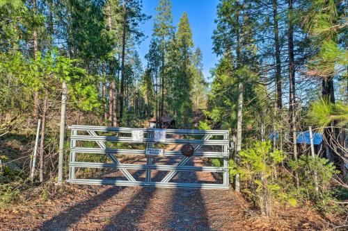 Secluded Yosemite Retreat Set on 14 Acres with Deck - image 2