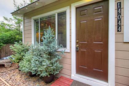 Downtown Cottage in the Woods - image 9