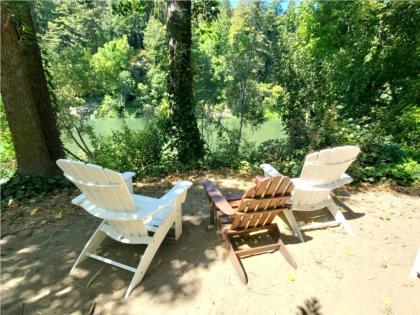 Reflections! Seasonal Dock & Kayaks!! Hot Tub!! Fire Table! BBQ! HUGE yard! Horseshoes! Dog Friendly! - image 12