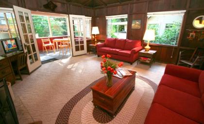 Back in the Day! Redwoods! Walk to River!! BBQ Grill! Fast WiFi!! Dog Friendly! - image 13