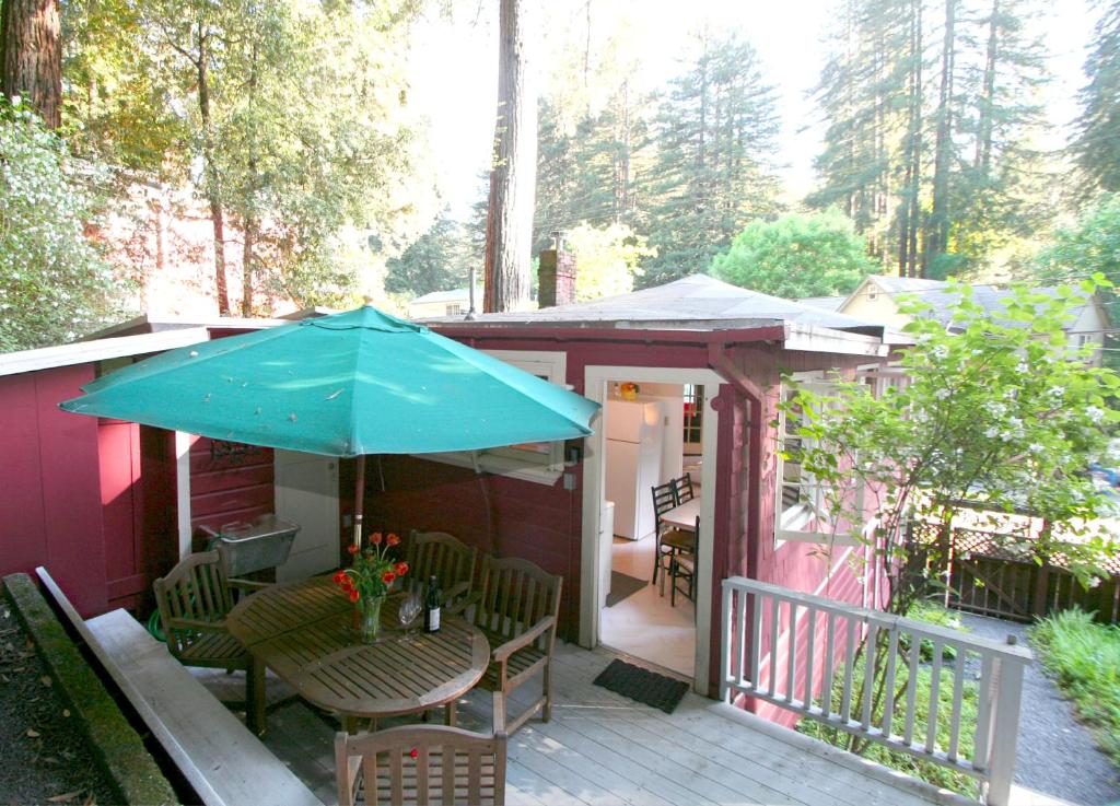 Back in the Day! Redwoods! Walk to River!! BBQ Grill! Fast WiFi!! Dog Friendly! - image 4