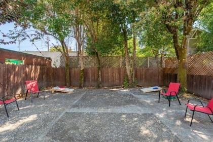 Happy Days! Downtown Guerneville! BBQ! Game Room!! Fast WiFi!! Dog Friendly! - image 10