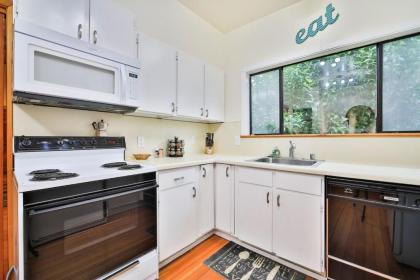 Happy Days! Downtown Guerneville! BBQ! Game Room!! Fast WiFi!! Dog Friendly! - image 13