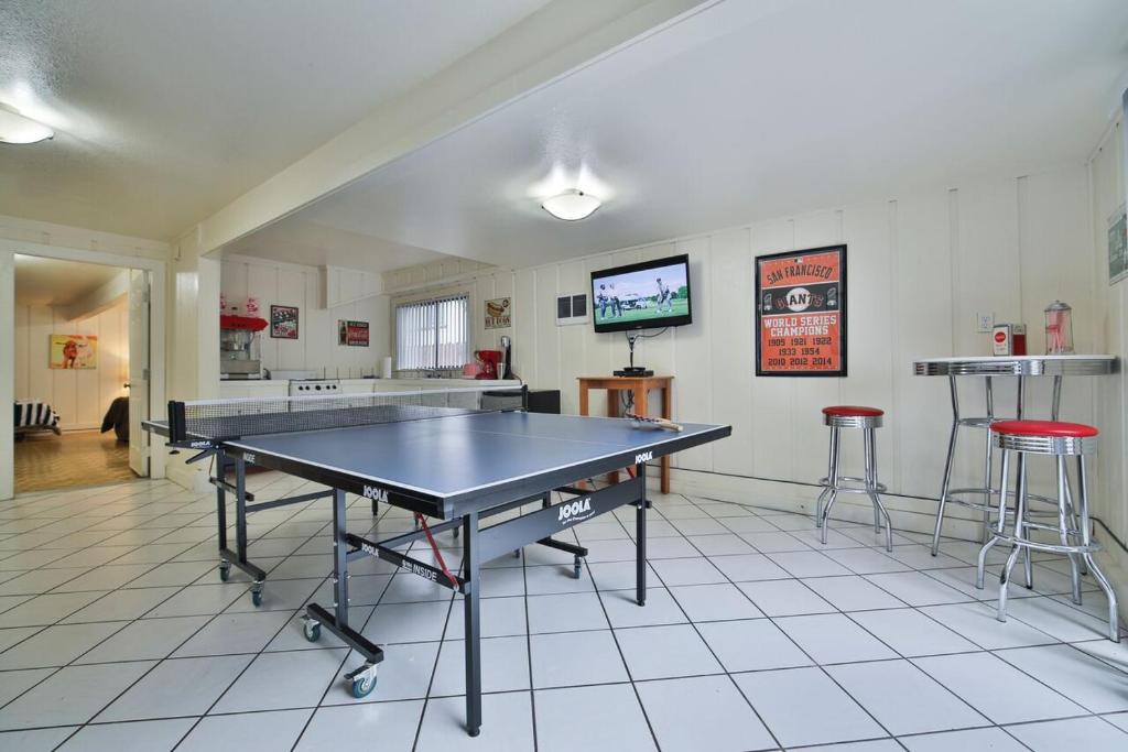 Happy Days! Downtown Guerneville! BBQ! Game Room!! Fast WiFi!! Dog Friendly! - image 3