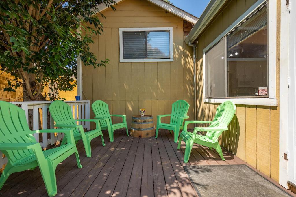 Happy Days! Downtown Guerneville! BBQ! Game Room!! Fast WiFi!! Dog Friendly! - image 5