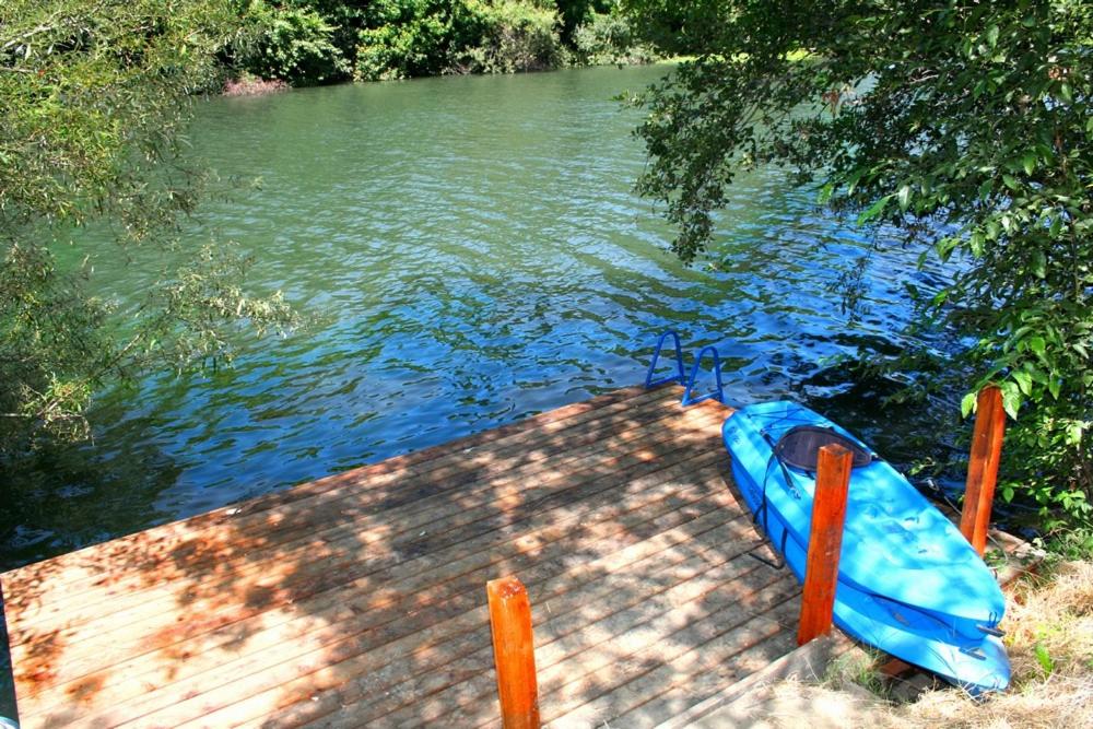 Lily Pad - Hot Tub! Private Dock! BBQ! Game Room! Walk to Town!! Fast WiFi!! Dog Friendly! - image 3