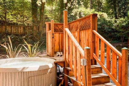 Redwood Retreat! Redwoods! Walk to River!! Hot Tub!! BBQ! Central Air!! - image 9