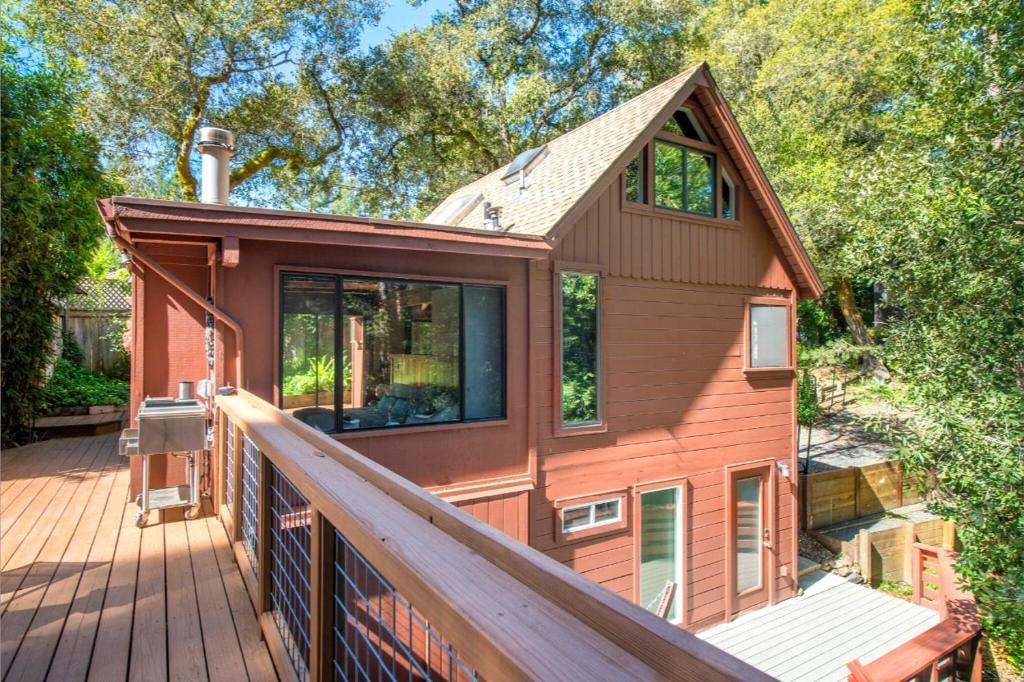 Tree Fort! Redwoods! Hot Tub!! Fire Table!! Google Smart Home!! Fast WiFi!! Dog Friendly! - main image