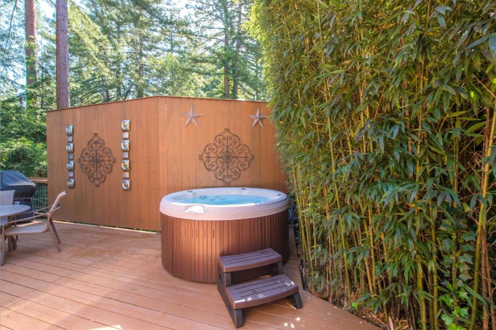 Tree Fort! Redwoods! Hot Tub!! Fire Table!! Google Smart Home!! Fast WiFi!! Dog Friendly! - image 2